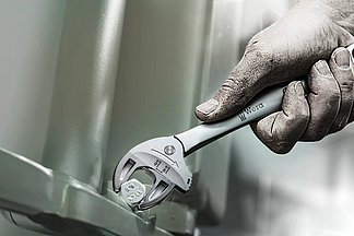 La llave de boca autoajustable Joker 6004 es capaz de ajustar el tamaño necesario al posicionarla en el hexágono del tornillo o de la tuerca, de manera continua y automática. Gracias a la utilización de los prismas angulares de la parte delantera de la boca, es posible realizar un ángulo de retorno de tan solo 30° que resulta muy práctico para trabajos en espacios sumamente estrechos.